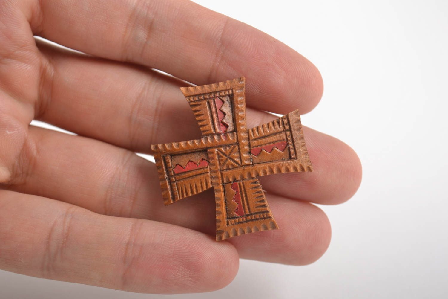 Pendentif croix fait main Bijou ethnique de créateur Accessoire femme de bois photo 4