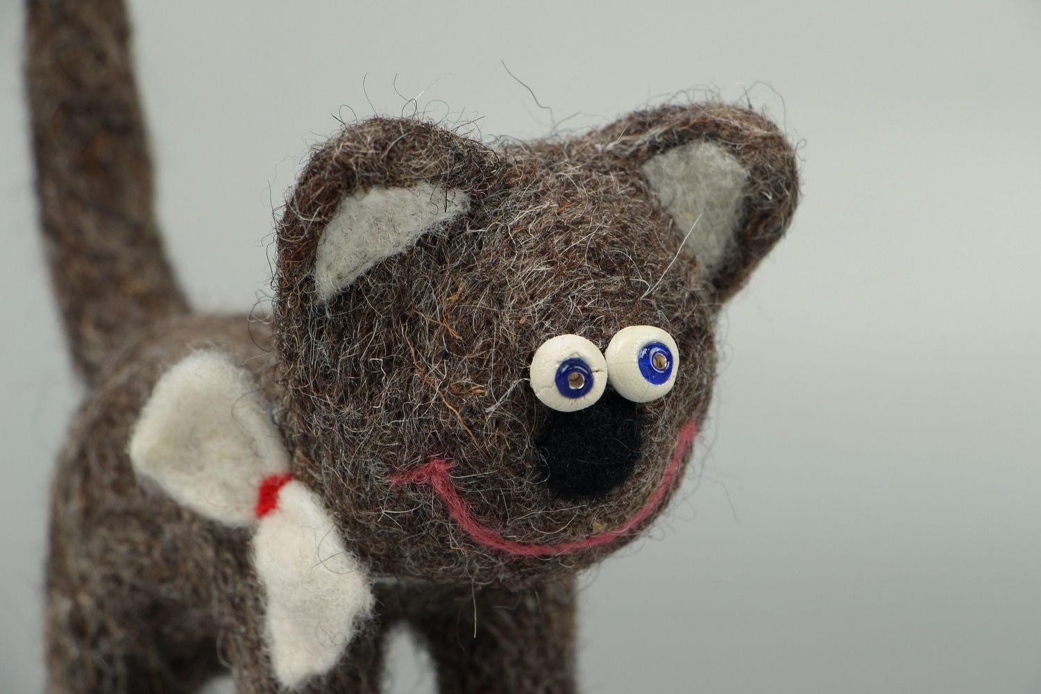 Toy made ​​of wool Cat with hearts photo 2