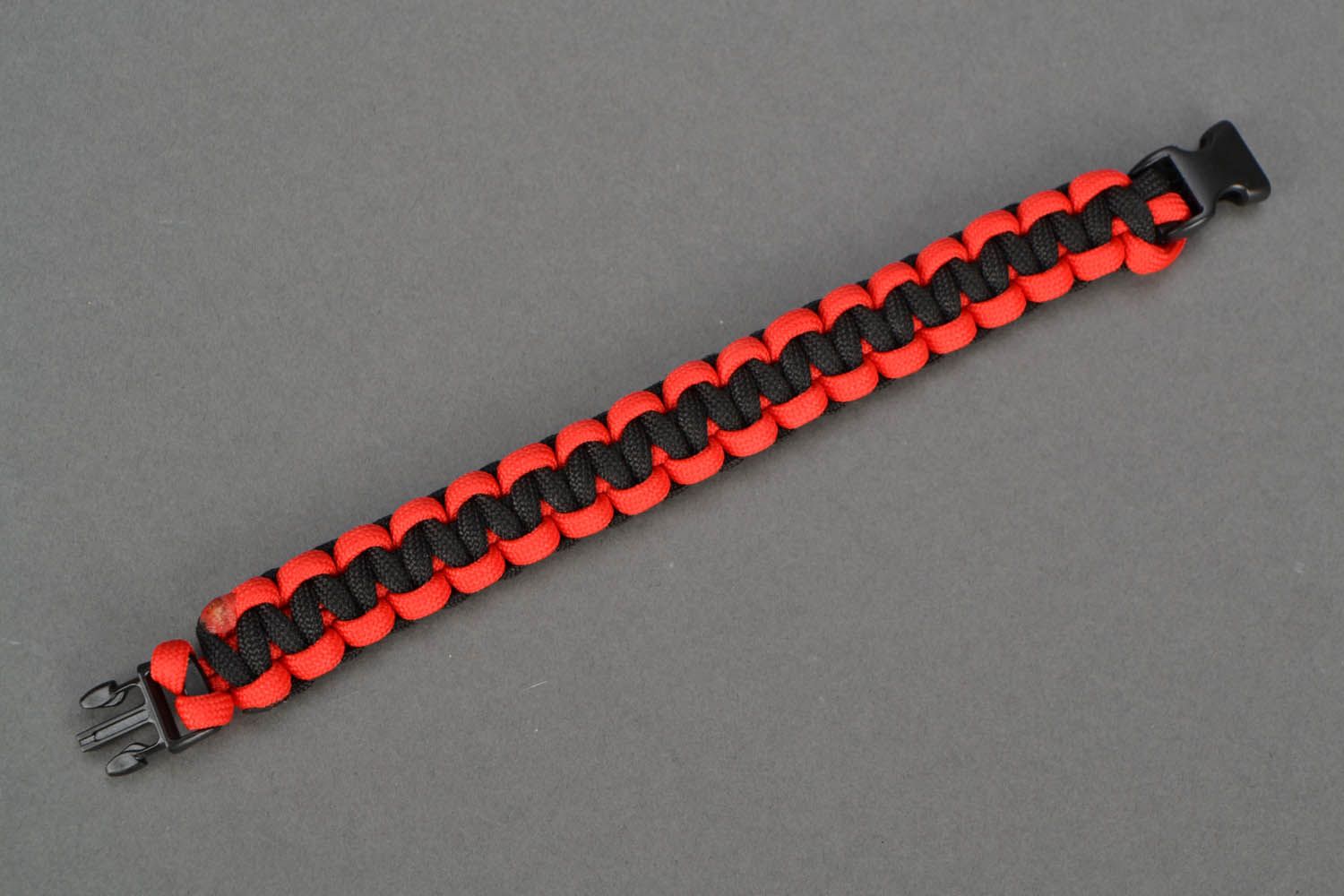 Bracelet en paracorde noir et rouge fait main photo 4
