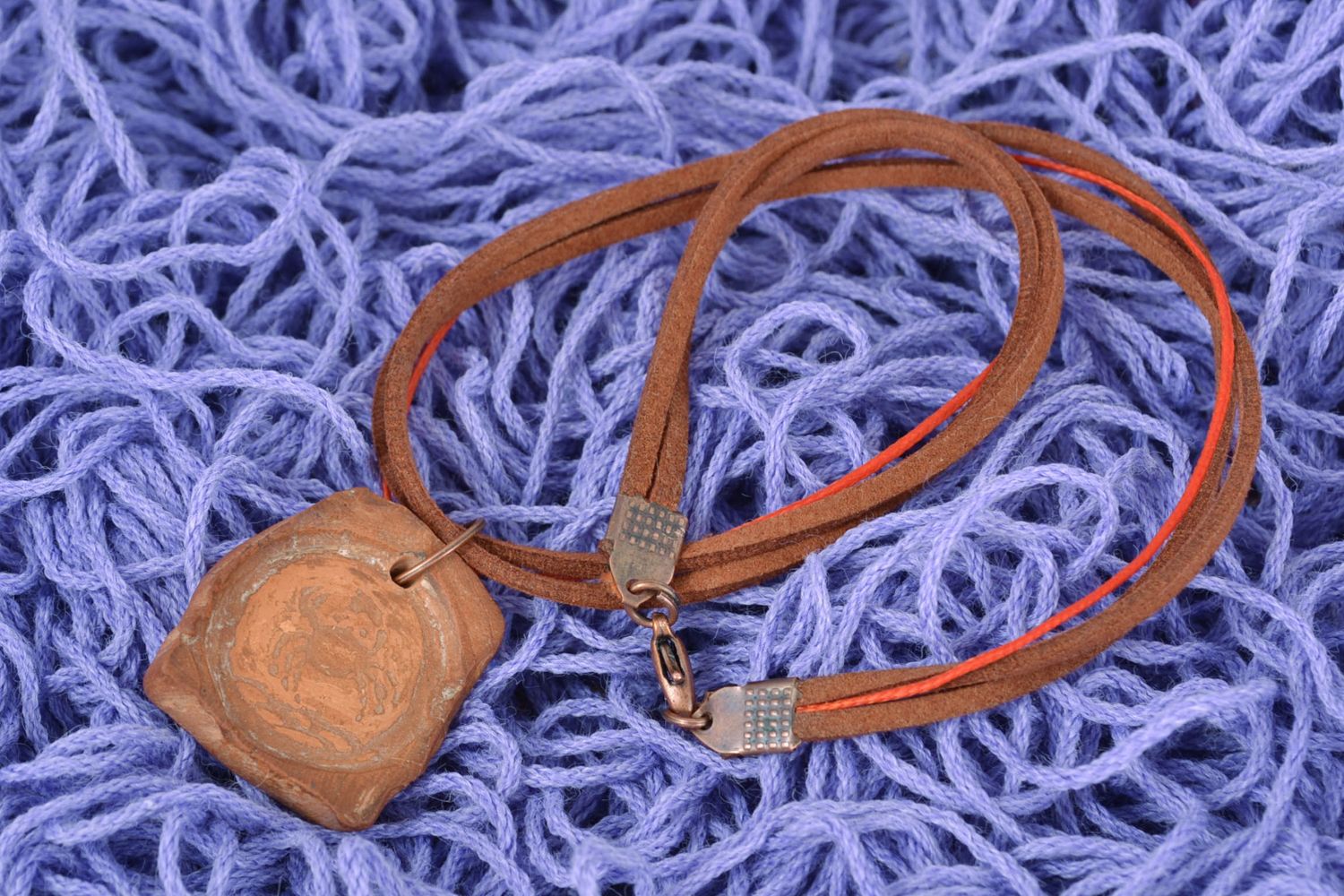 Глиняный кулон подвеска ручной работы коричневая с тиснением Краб фото 1