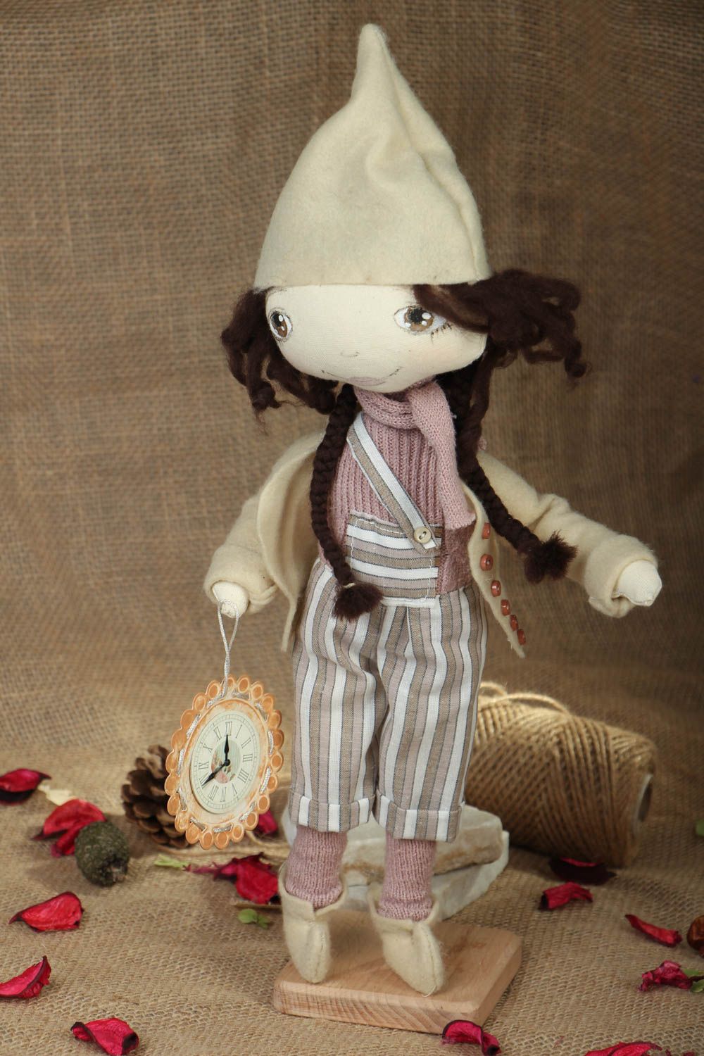 Muñeca artesanal con reloj foto 4