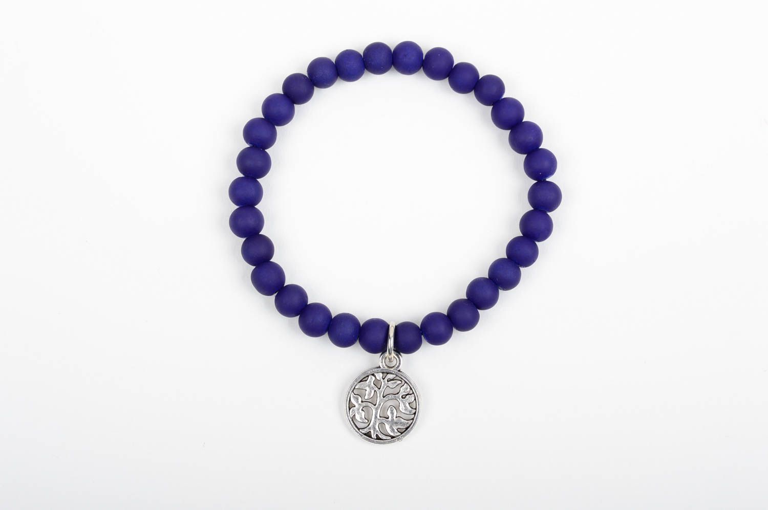 Bracelet en perles plastiques bleues avec breloque ronde en métal fait main photo 1