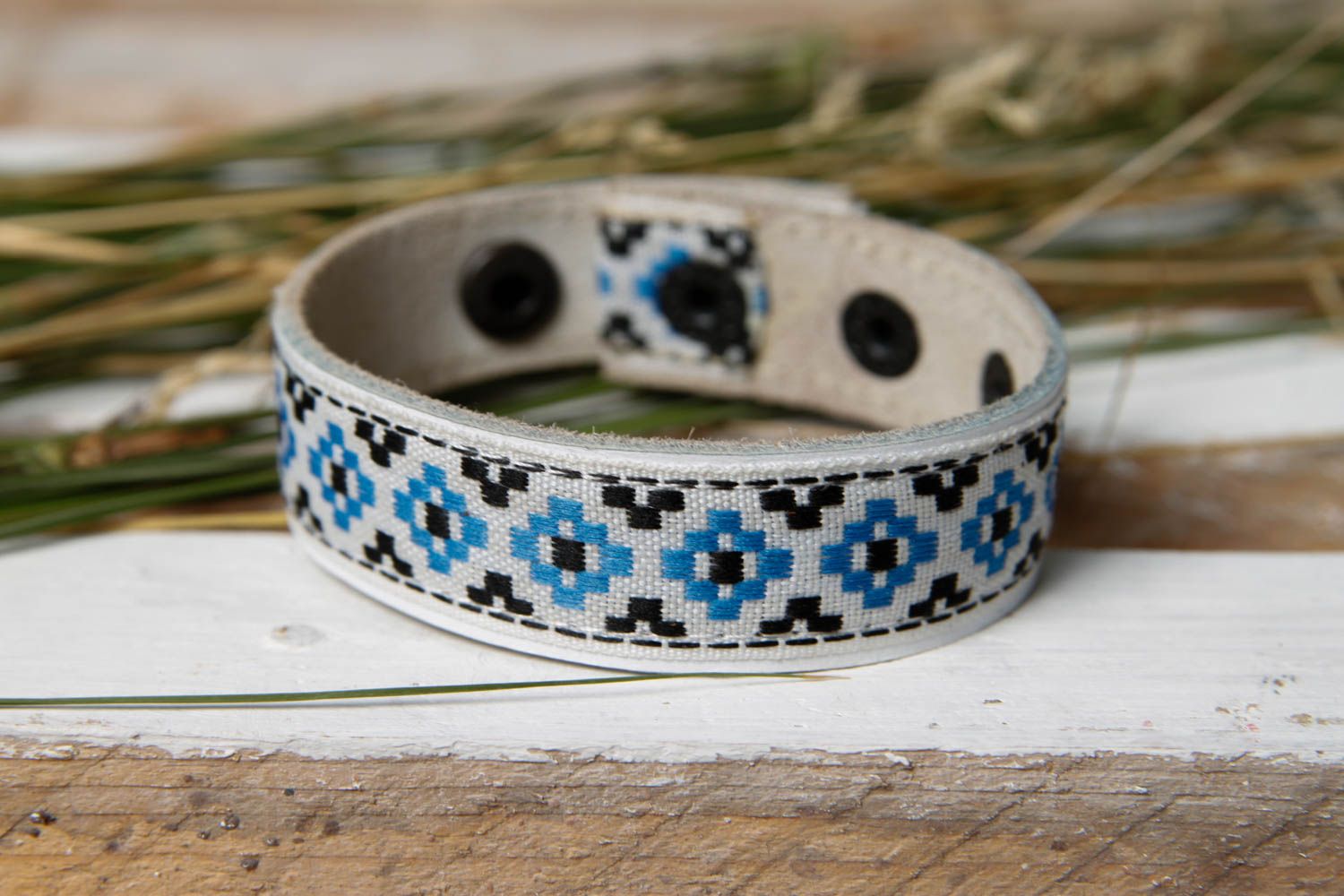 Handmade blaues Armband aus Leder Designer Schmuck Frauen Accessoire mit Muster foto 1