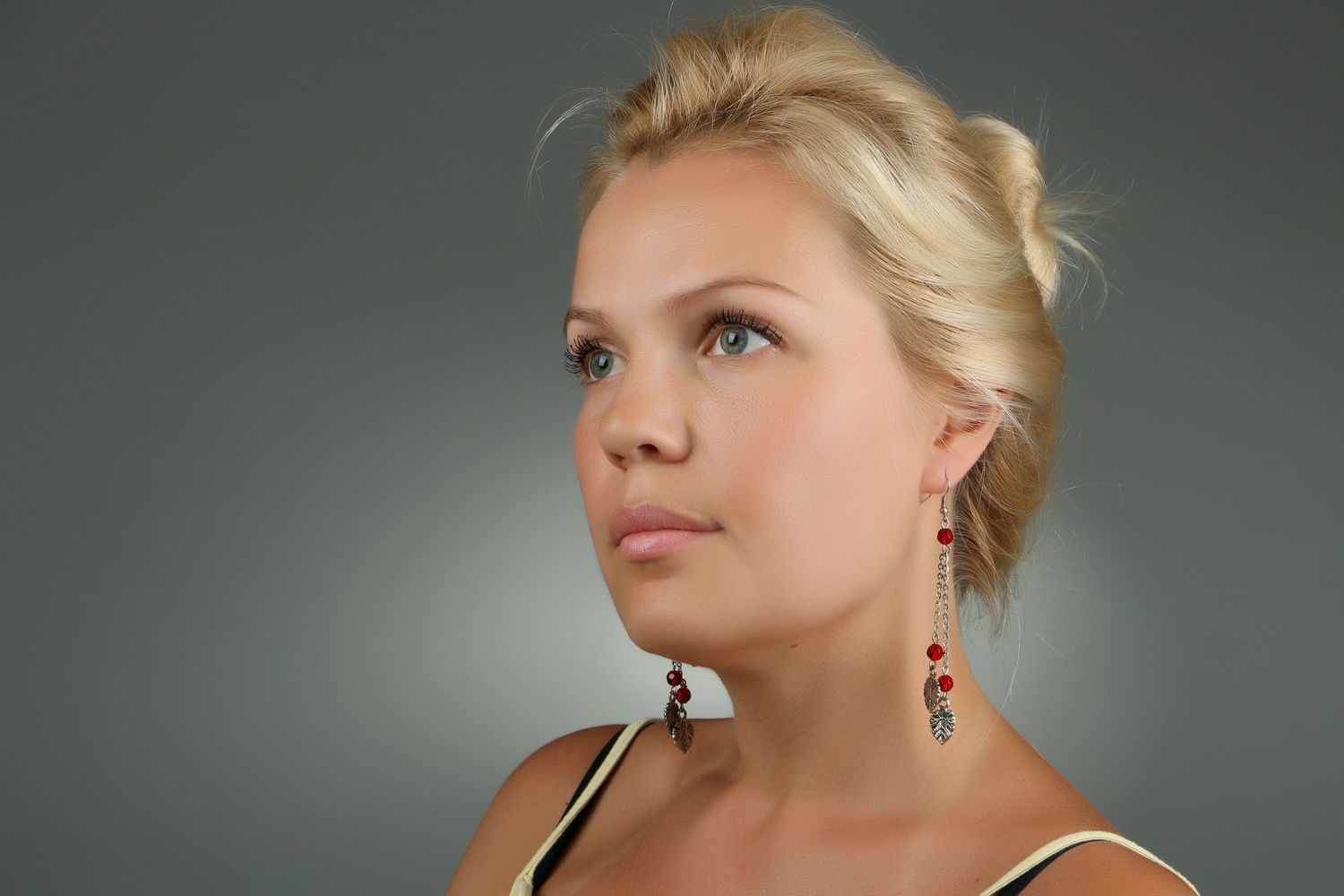 Earrings with red beads photo 4