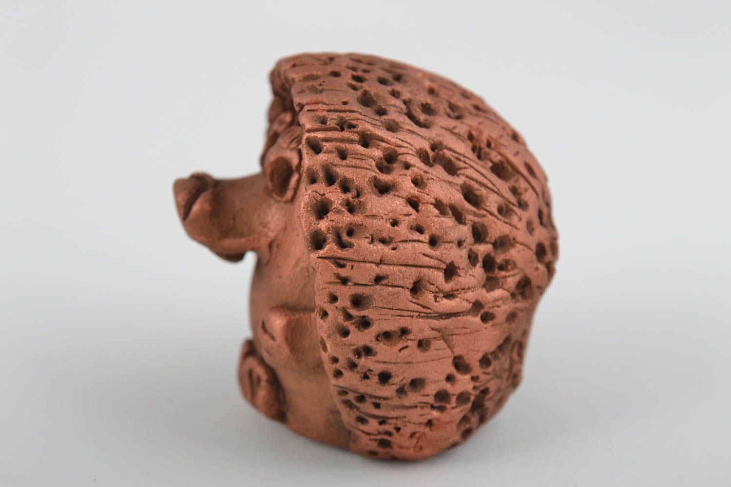 Figura original artesanal de cerámica modelada de arcilla con forma de erizo foto 3