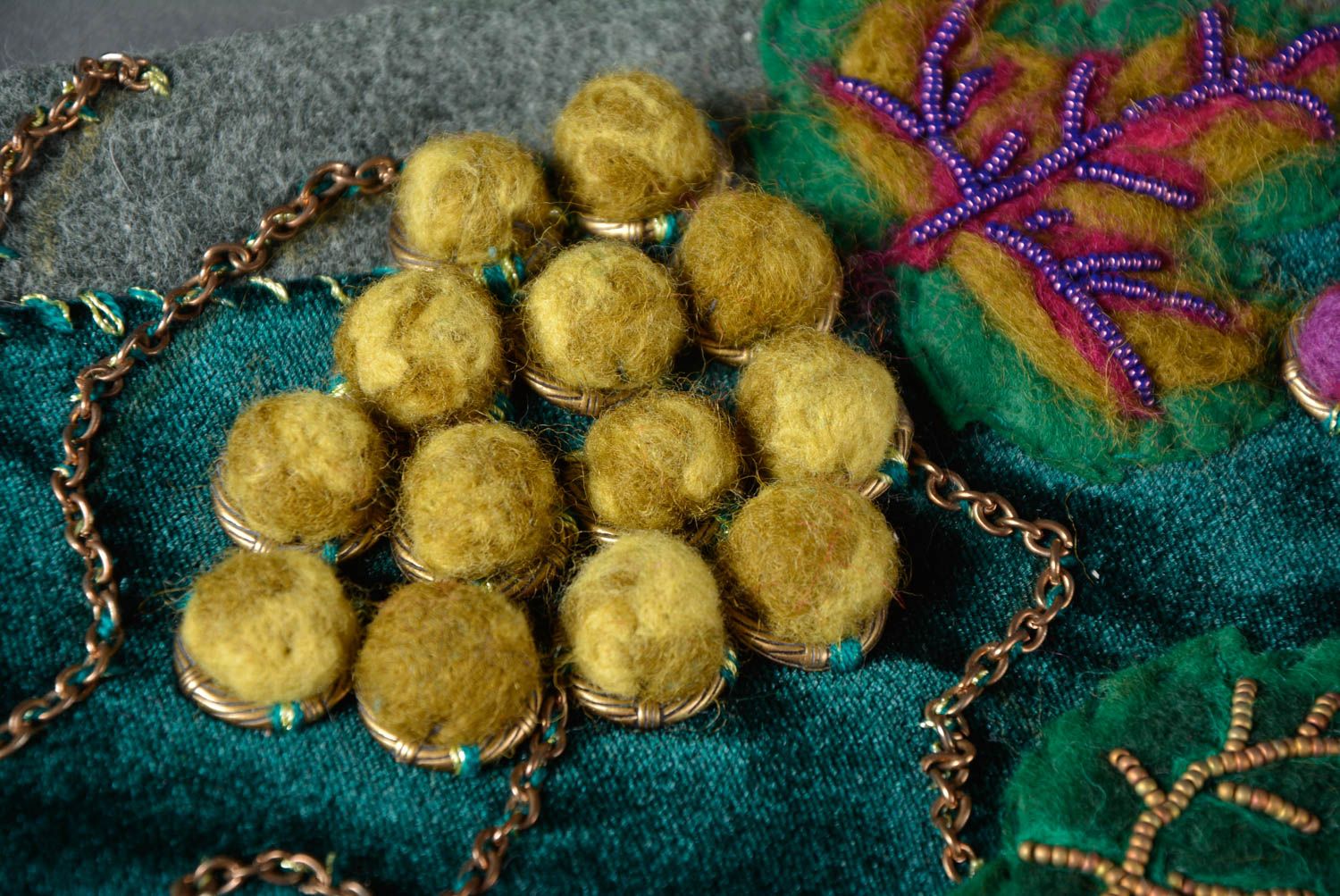 Petit sac avec grappes de raisin Sac fait main laine feutrée Cadeau femme photo 3