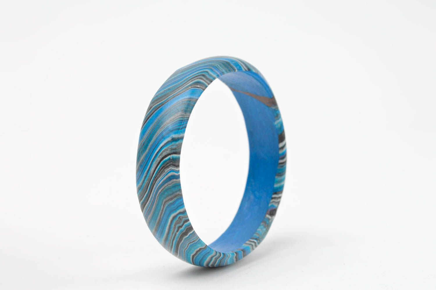 Bracelet en pâte polymère bleu fait main avec rayures design original pour femme photo 4