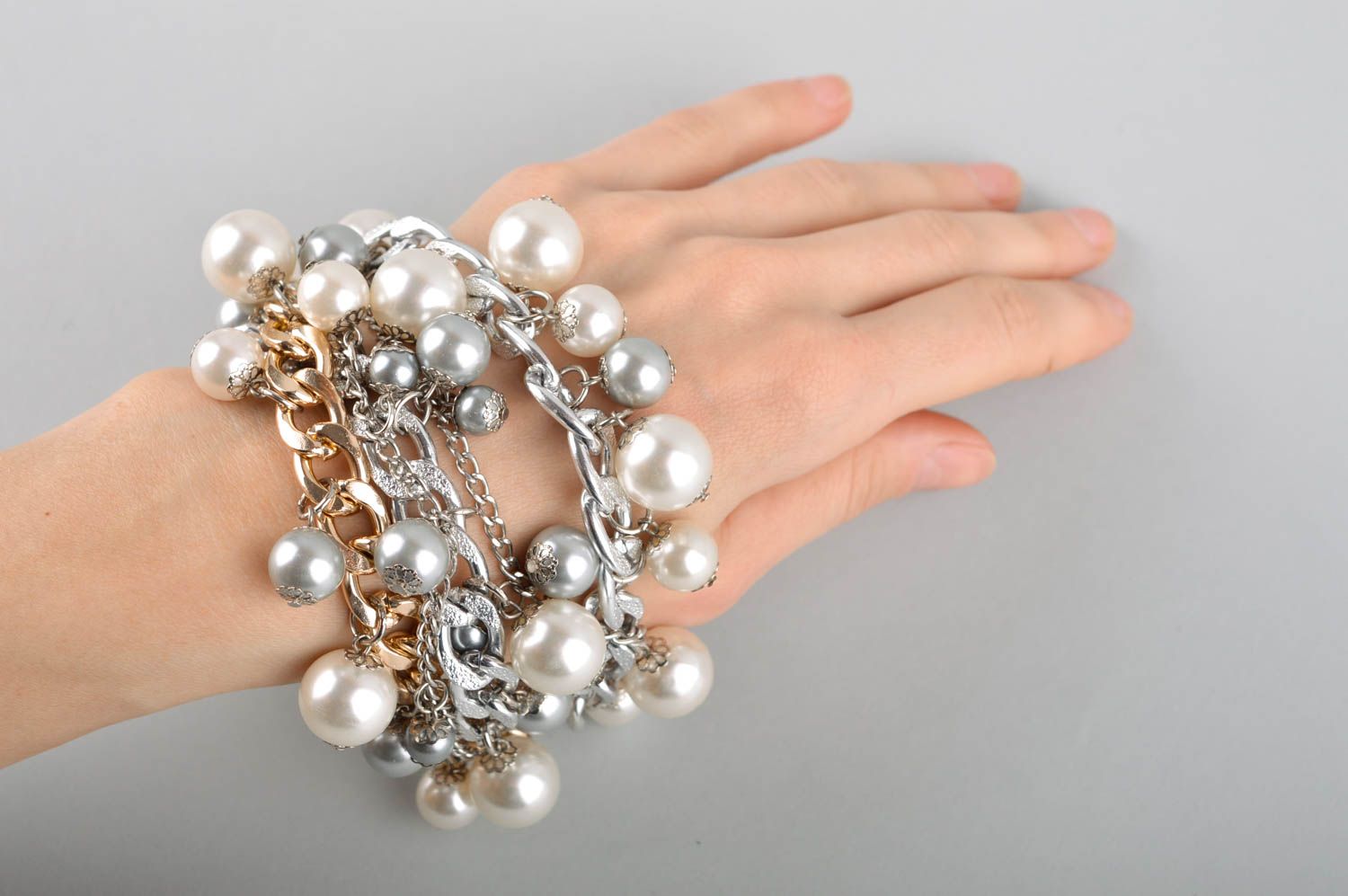 Bracelet multirang Bijou fait main fausses perles gris-blanc large Cadeau femme photo 5