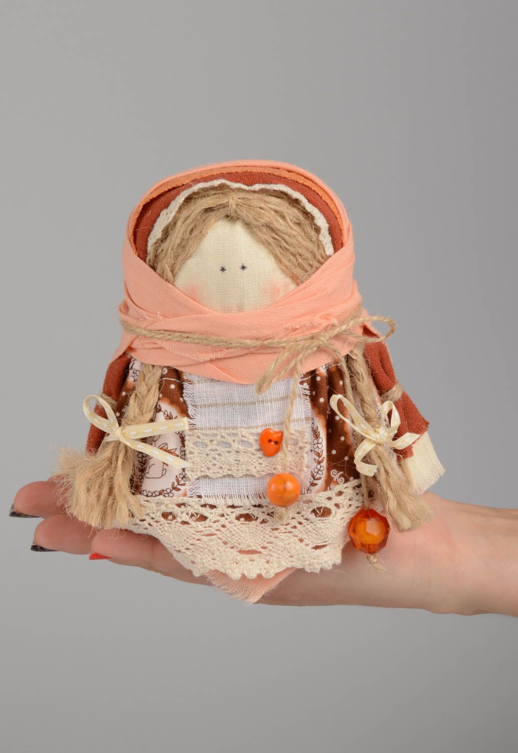 Handgemachte Ethno Puppe aus Textil mit Korn und Spitze Amulett für Haus foto 5