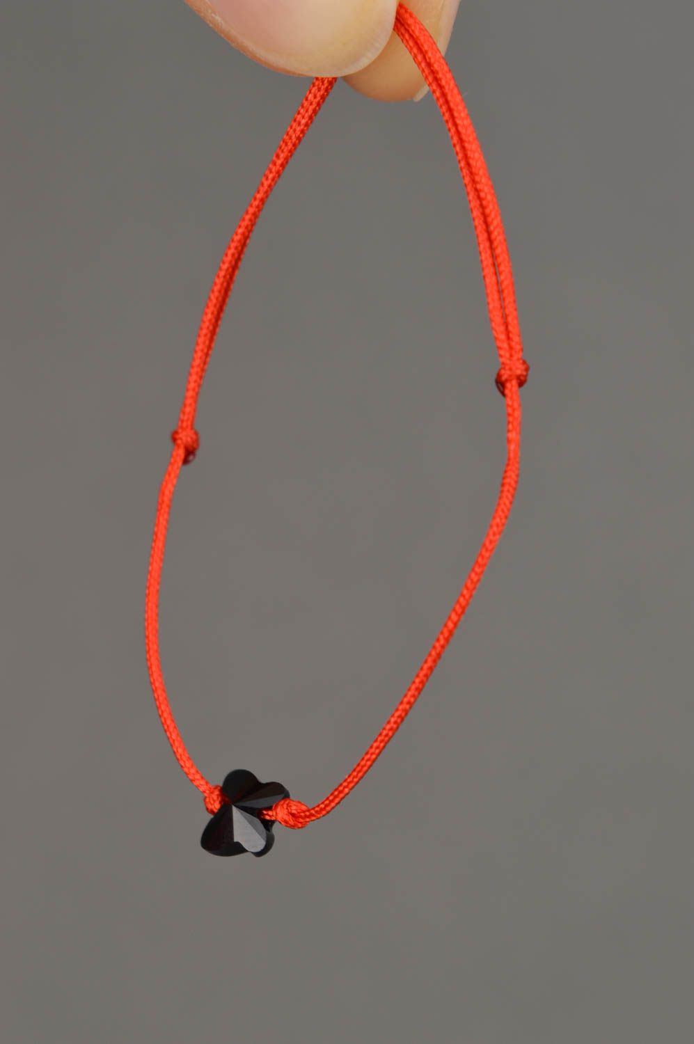 Bracelet fil rouge en soie fait main avec papillon noir Cadeau pour fille photo 4