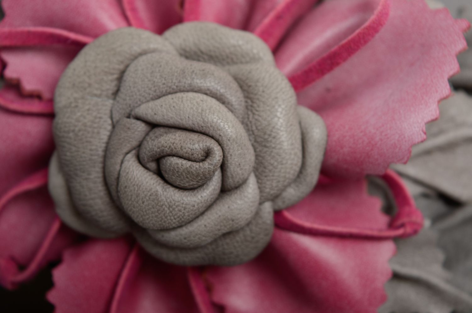 Grau rosa Haarspange aus Leder mit Blume foto 2