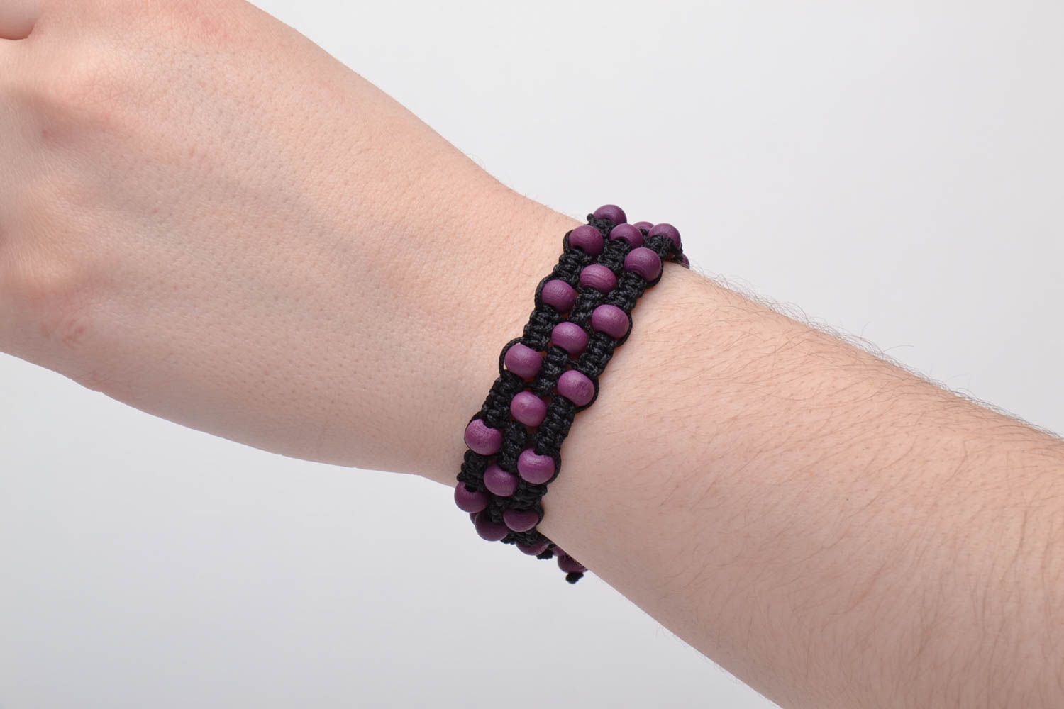 Плетеный браслет из деревянных бусин фиолетовый фото 5