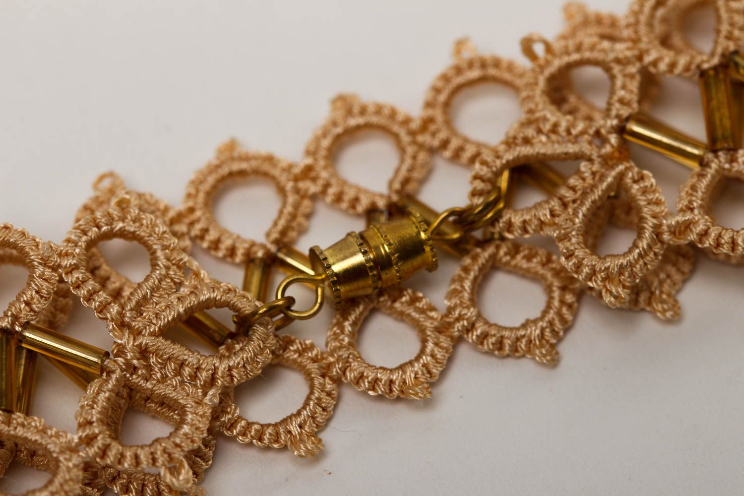 Pulsera artesanal de hilos dorados accesorio para mujeres regalo original foto 3