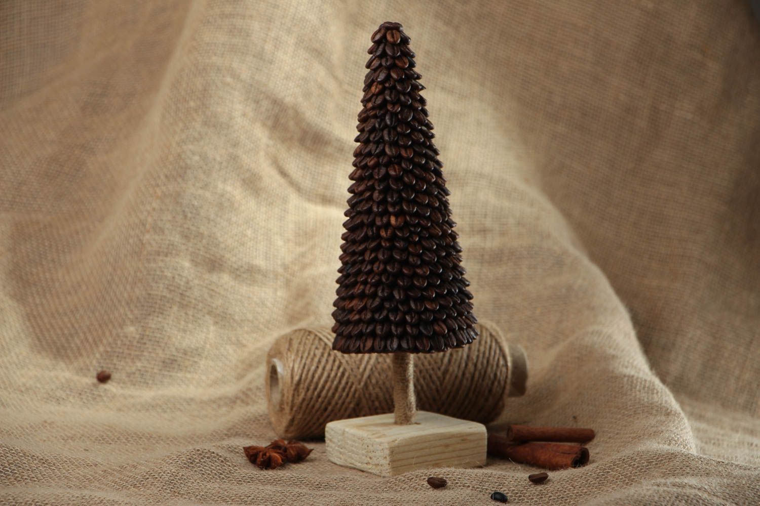 Декоративная елка из кофейных зерен фото 5