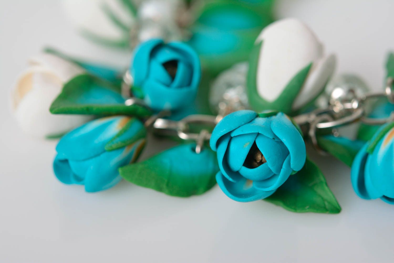 Bracelet avec fleurs bleues et blanches en pâte polymère fait main élégant photo 5