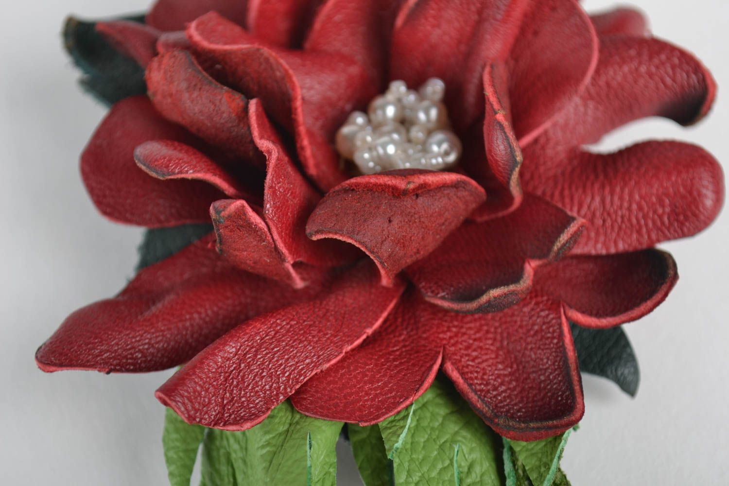 Broche fleur Bijou fantaisie fait main en cuir rouge fantaisie Accessoire femme photo 5