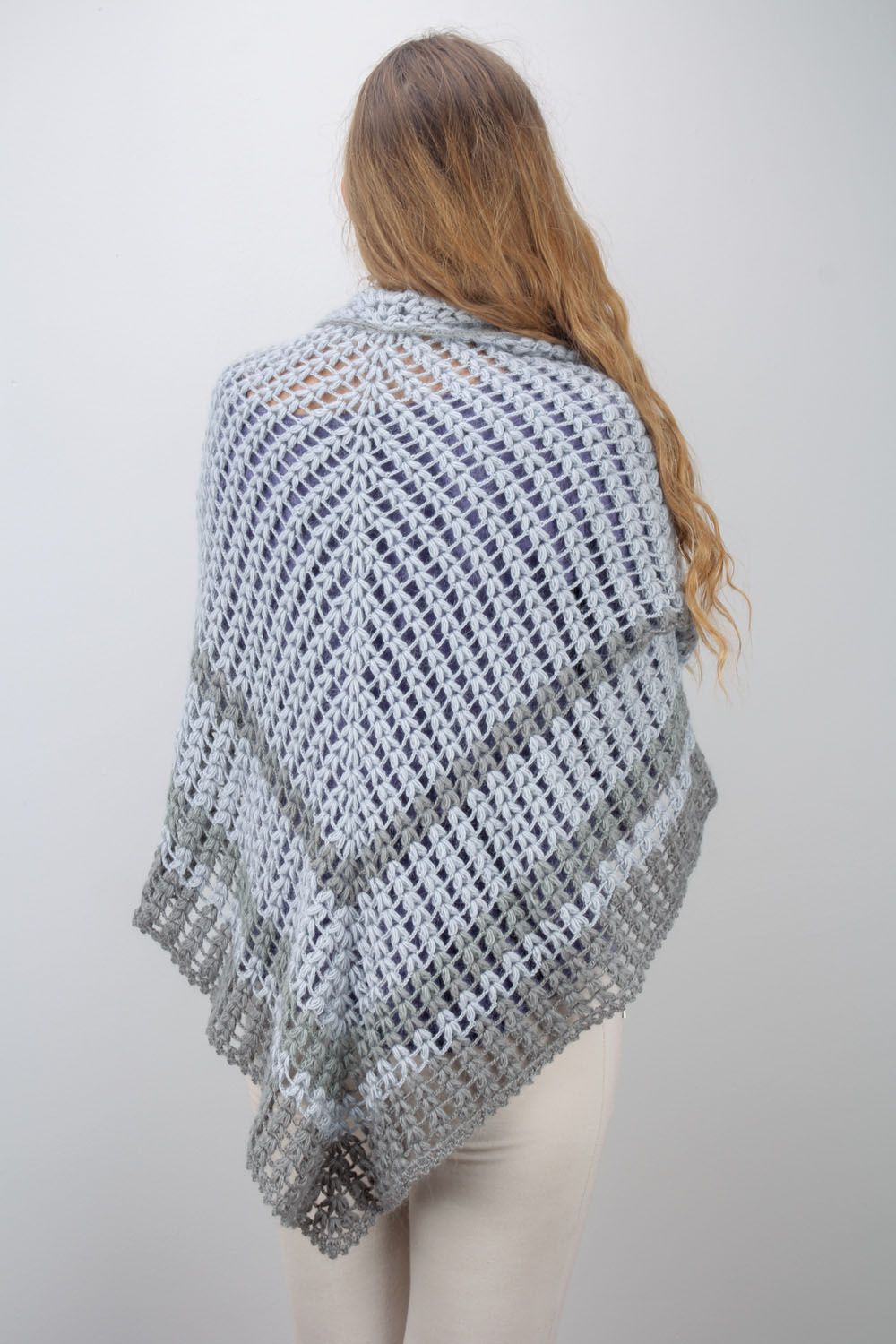 Châle en laine tricoté fait main gris chaud et joli accessoire pour femme photo 2