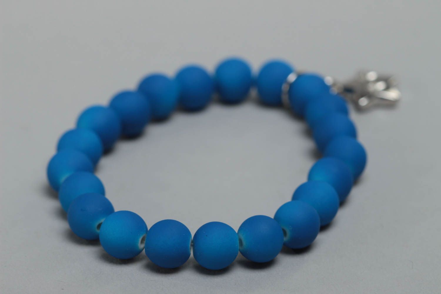Bracelet en perles plastiques bleu avec étoile fait main original pour fillette photo 3