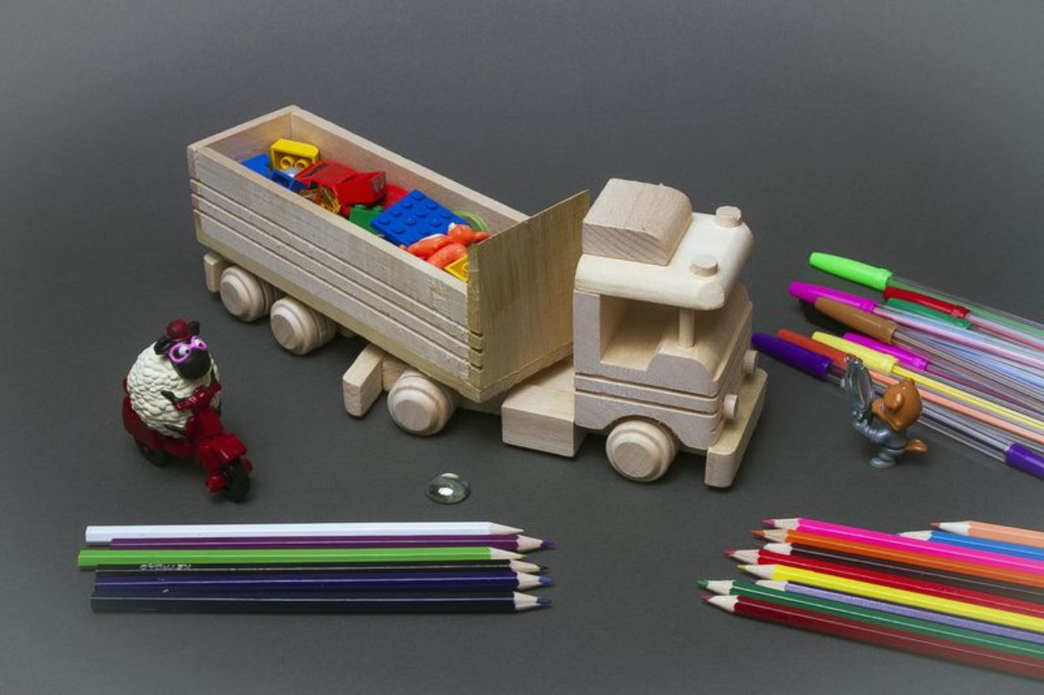 Hölzernes Spielzeug Lastkraftwagen foto 1