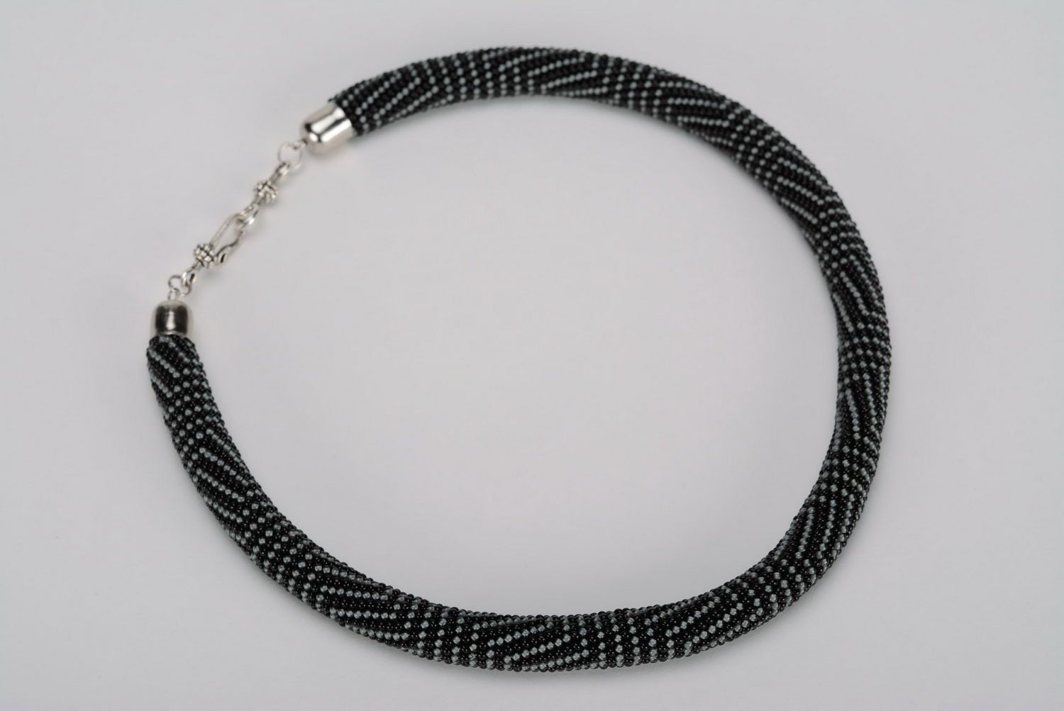 Black bead necklace photo 2