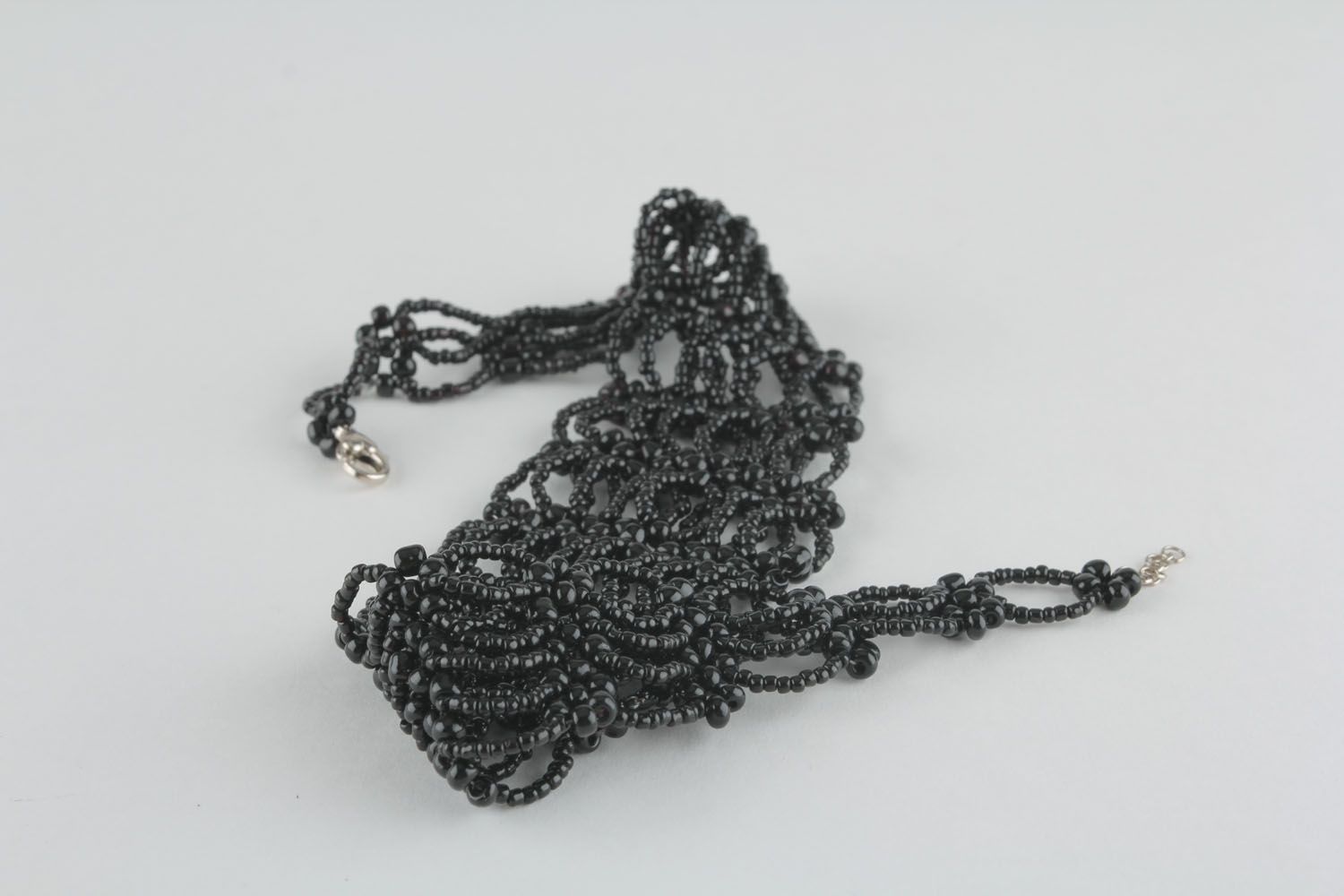 Collier de perles de rocaille noires artisanal photo 1