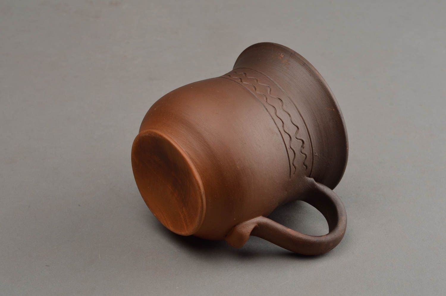 Tasse en terre cuite marron foncé faite main avec ornements à thé et café photo 4