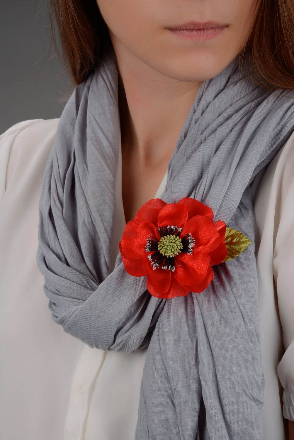 Broche et épingle à fleur rouge de textile  photo 3
