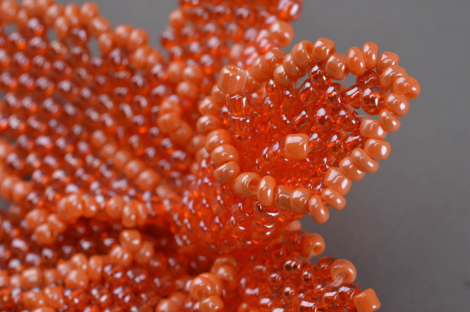 Broche en perles de rocaille faite main délicate en forme de fleur orange photo 4