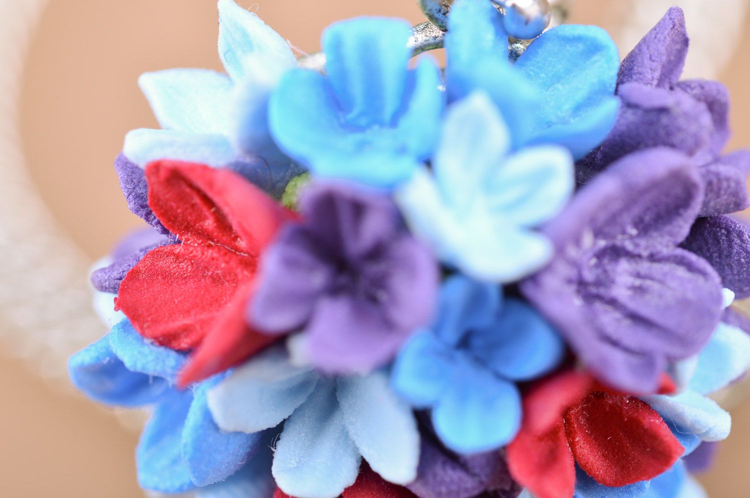 Set von Schmuckstücken aus Ton Ohrringe mit Blumen und Anhänger an Kette originell foto 3