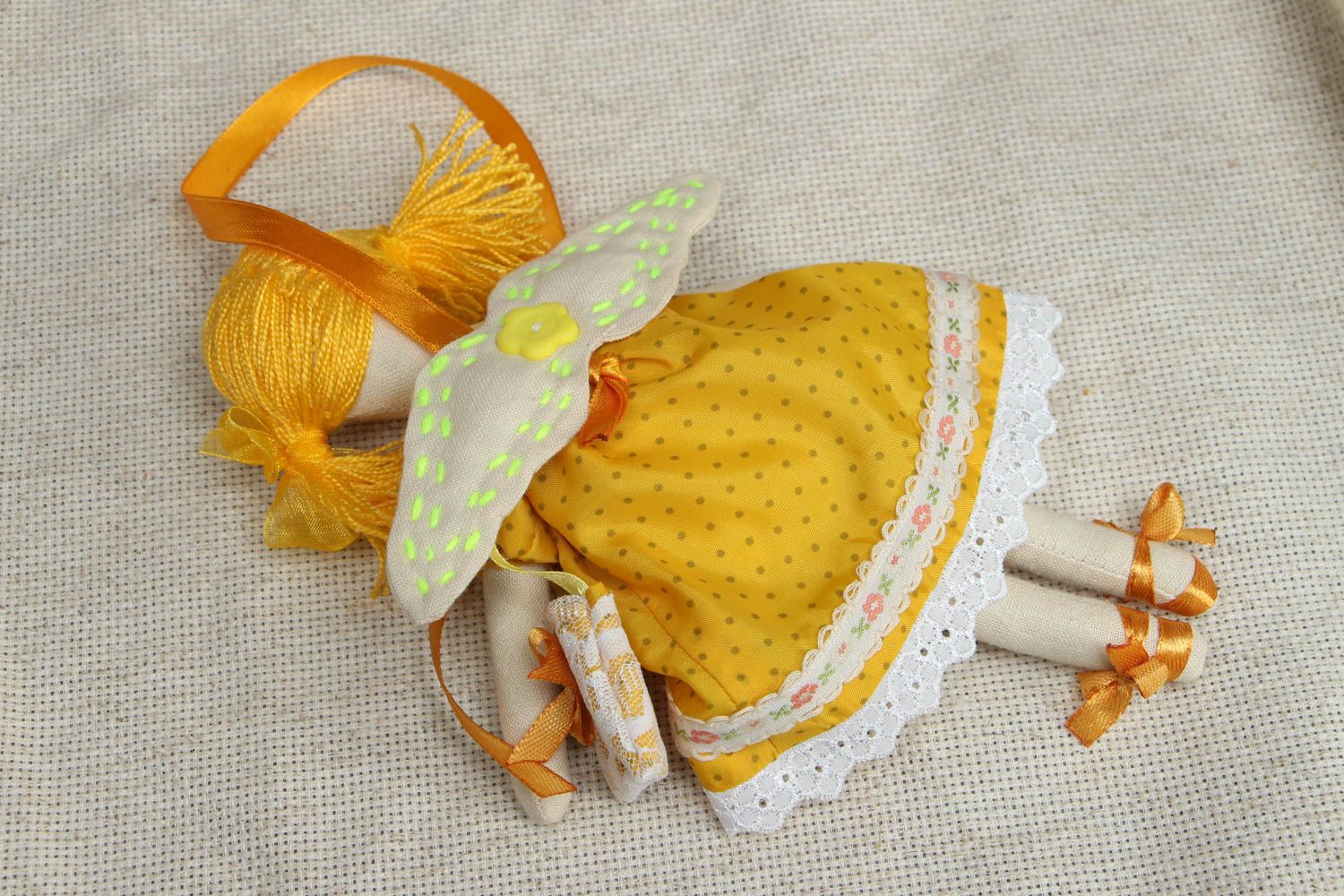 Кукла ручной работы в желтом платьице  фото 3