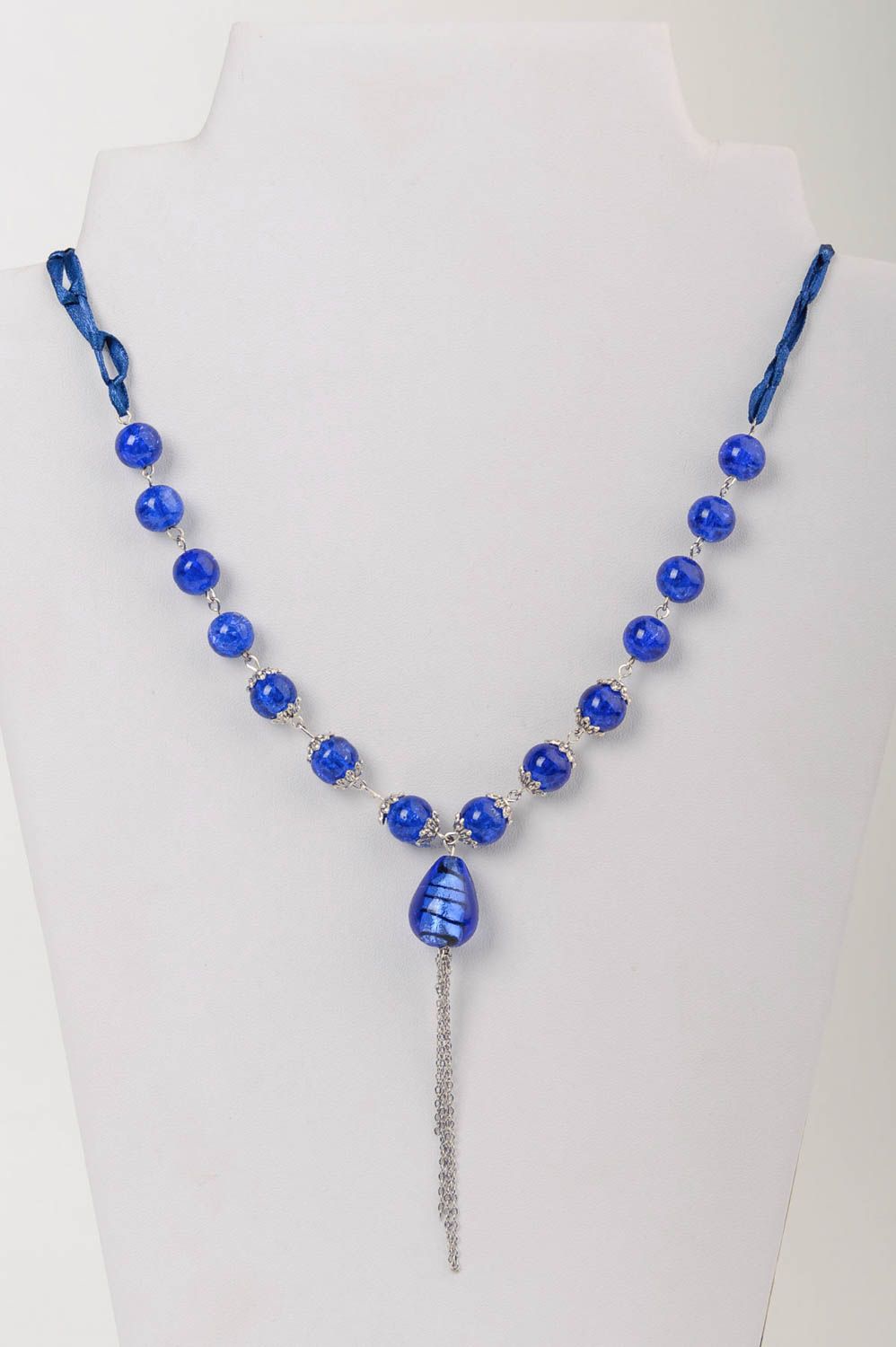 Lange handgemachte elegante blaue Halskette aus Glas mit Atlasband für Damen foto 1