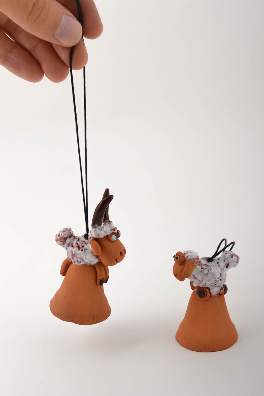 Керамика ручной работы колокольчики из глины глиняные сувениры баран и овечка фото 4