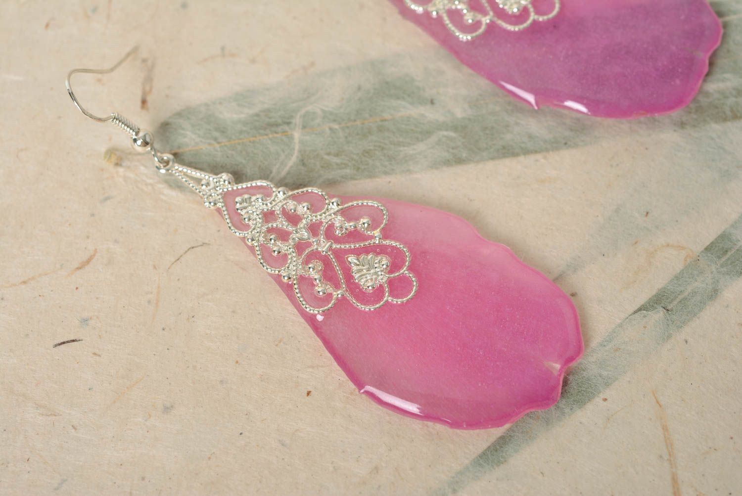 Pendientes originales rosados con flores secas en resina epoxi hechos a mano foto 3