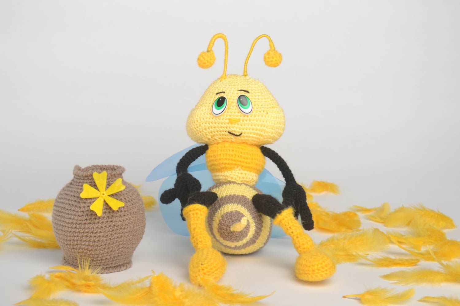 Handmade Kinder Spielzeug Häkel Kuscheltier Plüschtier Biene Stoff Tier mit Krug foto 1