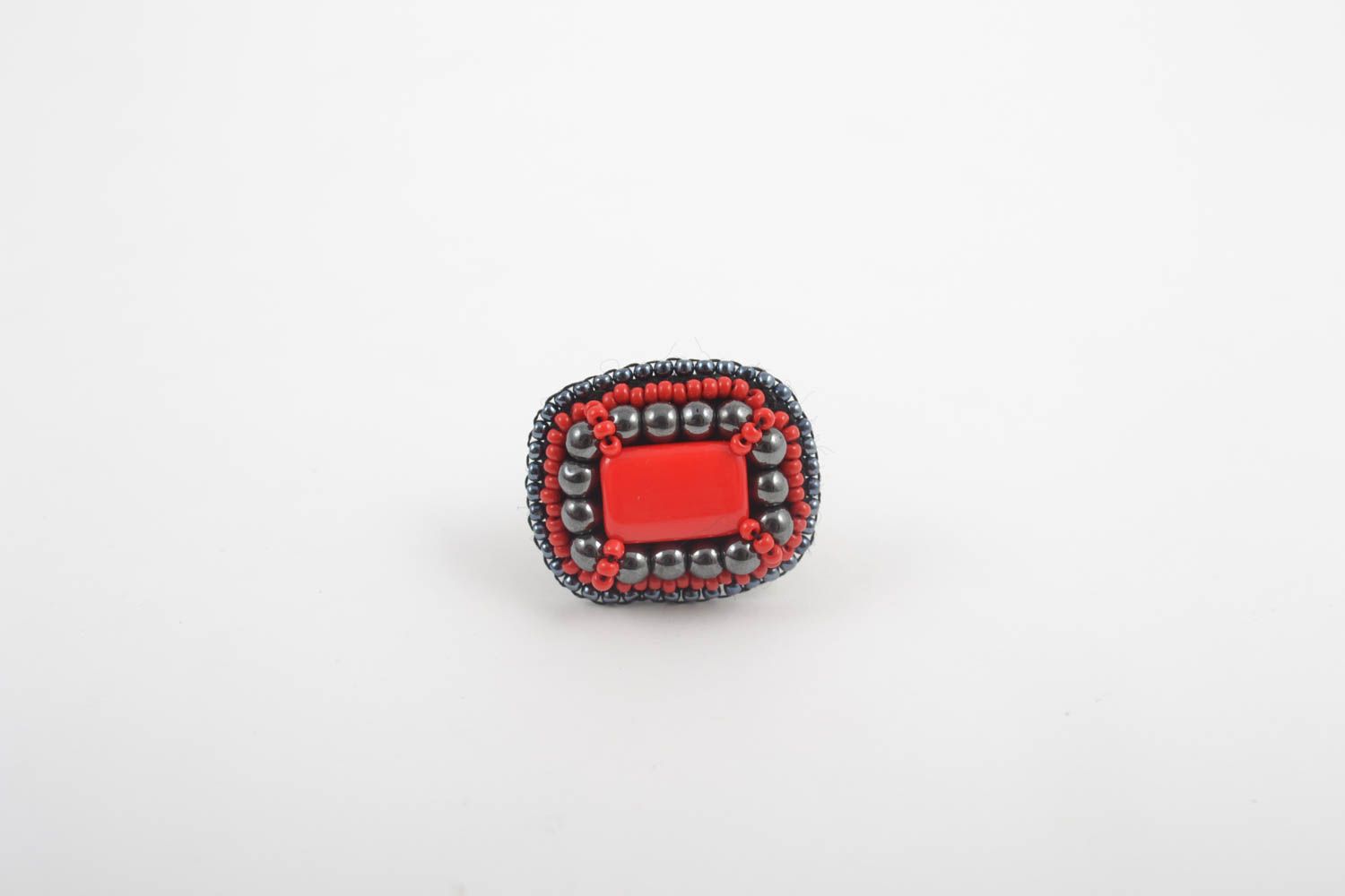 Кольцо ручной работы украшение из бисера красивое кольцо с бусинами под коралл фото 4