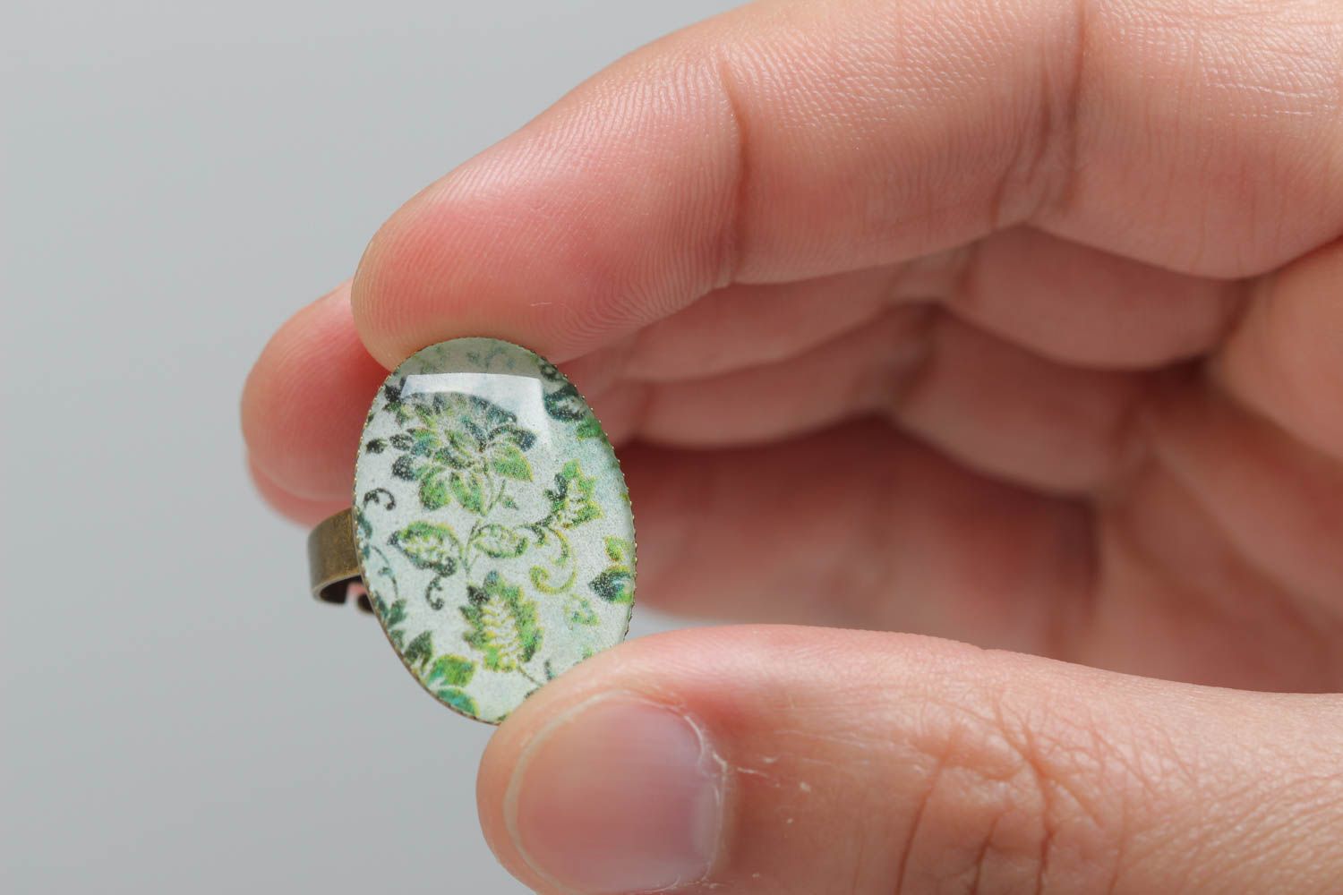 Bague ovale en résine pour bijoux vert clair motif floral originale faite main photo 5