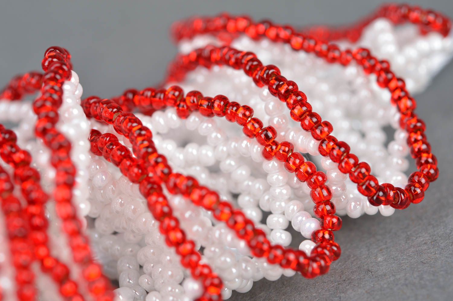 Bracelet en perles de rocaille et rubans large blanc rouge fait main   photo 4