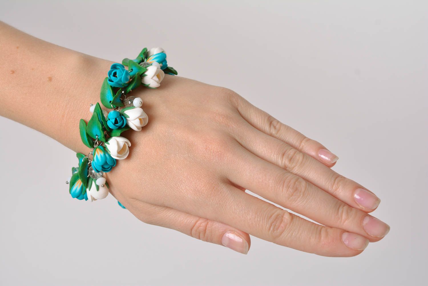 Bracelet avec fleurs bleues et blanches en pâte polymère fait main élégant photo 1