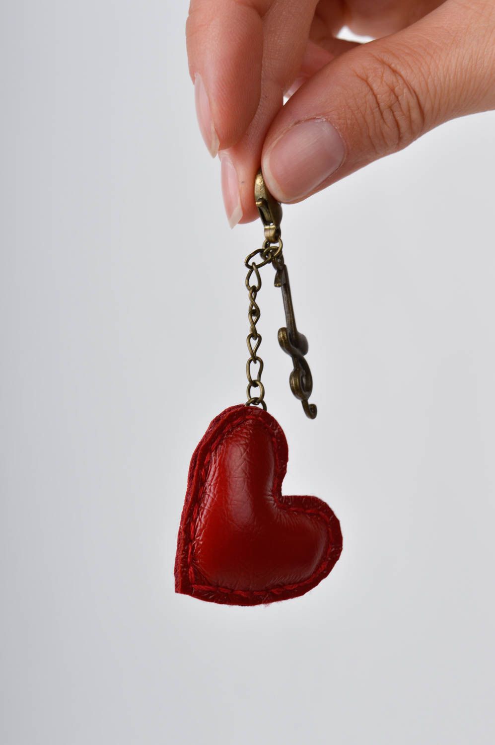 Брелок ручной работы кожаный брелок красный сердечко брелок на сумку для девушки фото 2