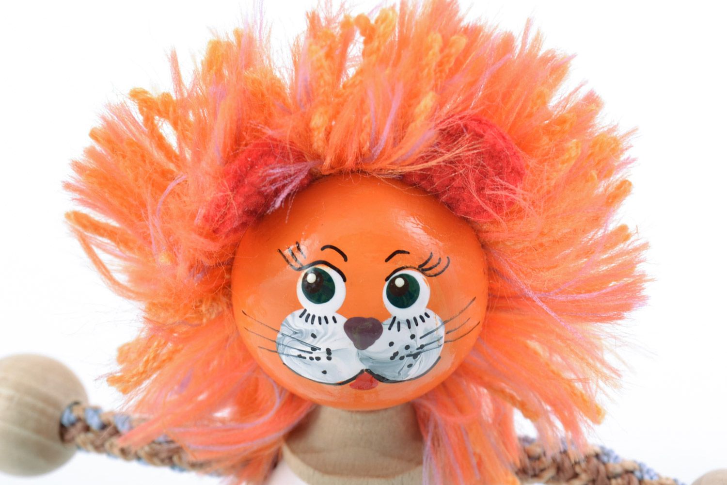 Деревянная игрушка в виде льва ручной работы красивая яркая оранжевая фото 2