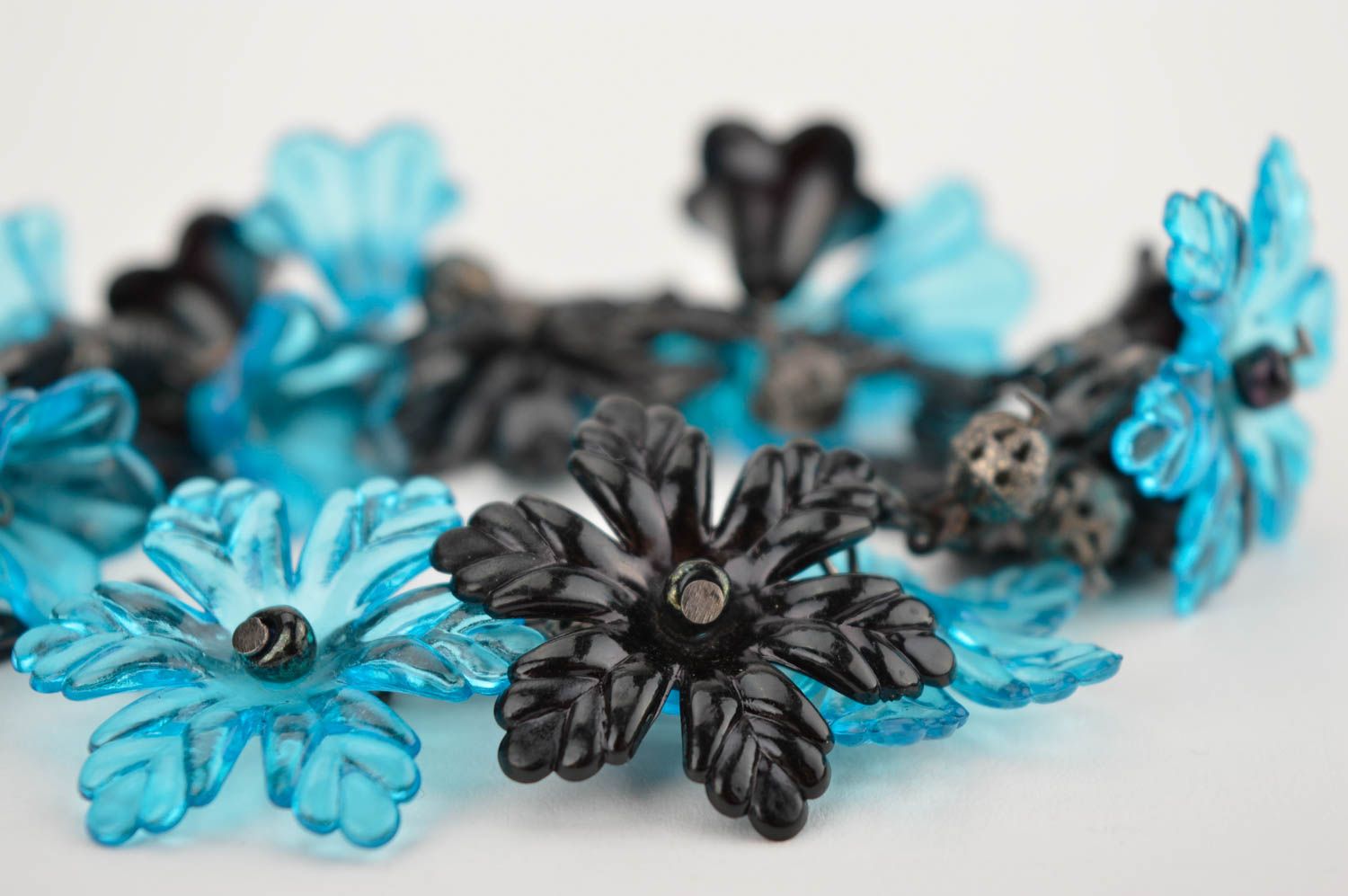 Bracelet plastique Bijou fait main avec fleurs bleu-noir Cadeau pour femme photo 3