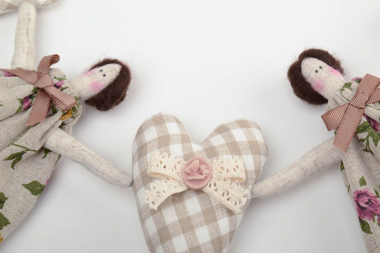 Suspension décorative poupées avec coeur en tissu de lin faite main originale photo 3