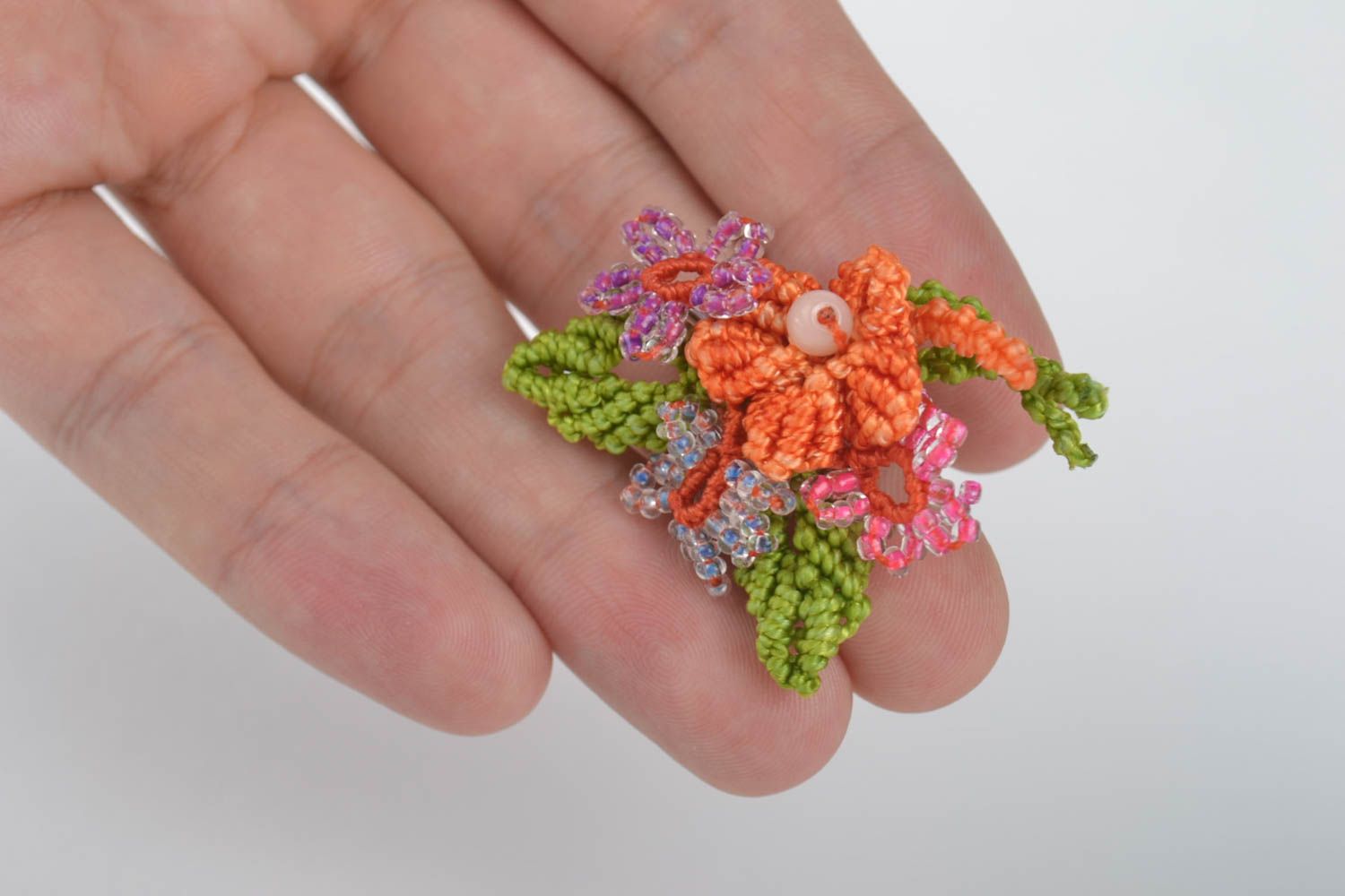 Broche fleurs Bijou fait main en macramé multicolore textile Cadeau femme photo 5