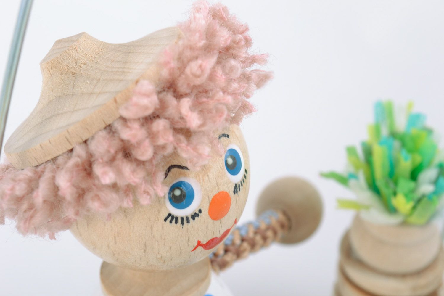 Деревянная игрушка на пружинке ручной работы расписанная эко красками для детей фото 4