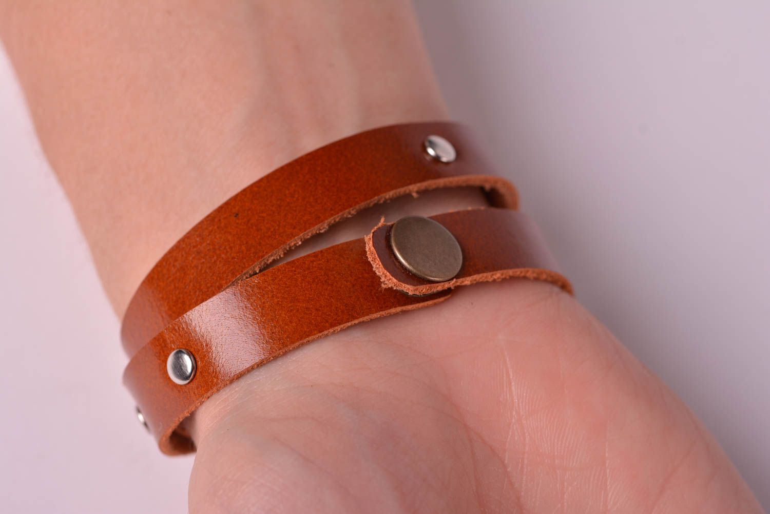 Кожаный браслет ручной работы коричневое украшение из кожи браслет на руку фото 4