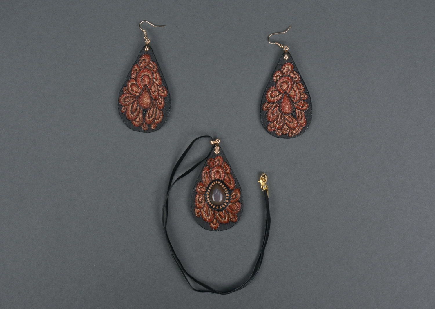 Set de bijoux en cuir boucles d'oreilles et pendentif photo 2