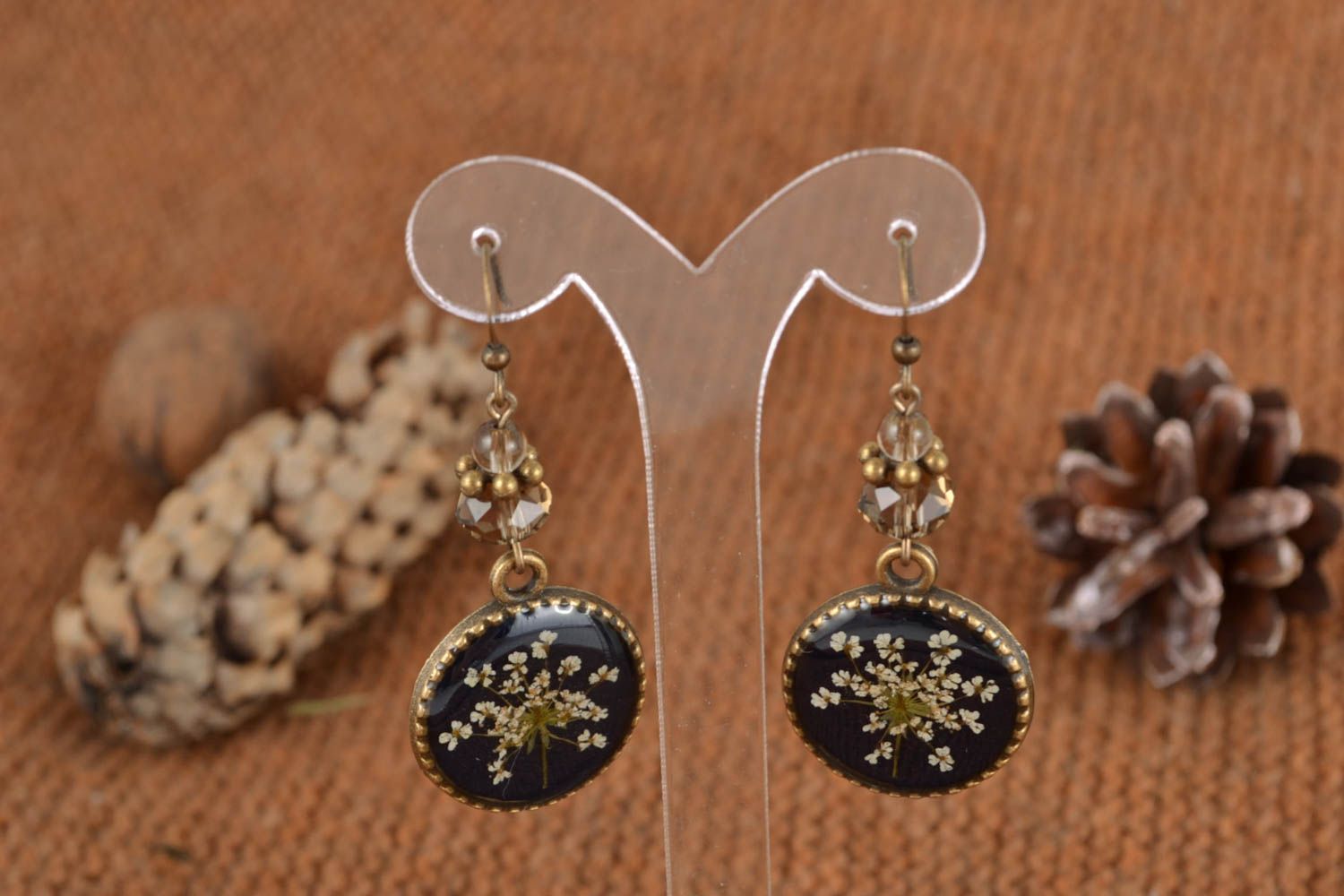 Round earrings with dried flowers in epoxy resin photo 1
