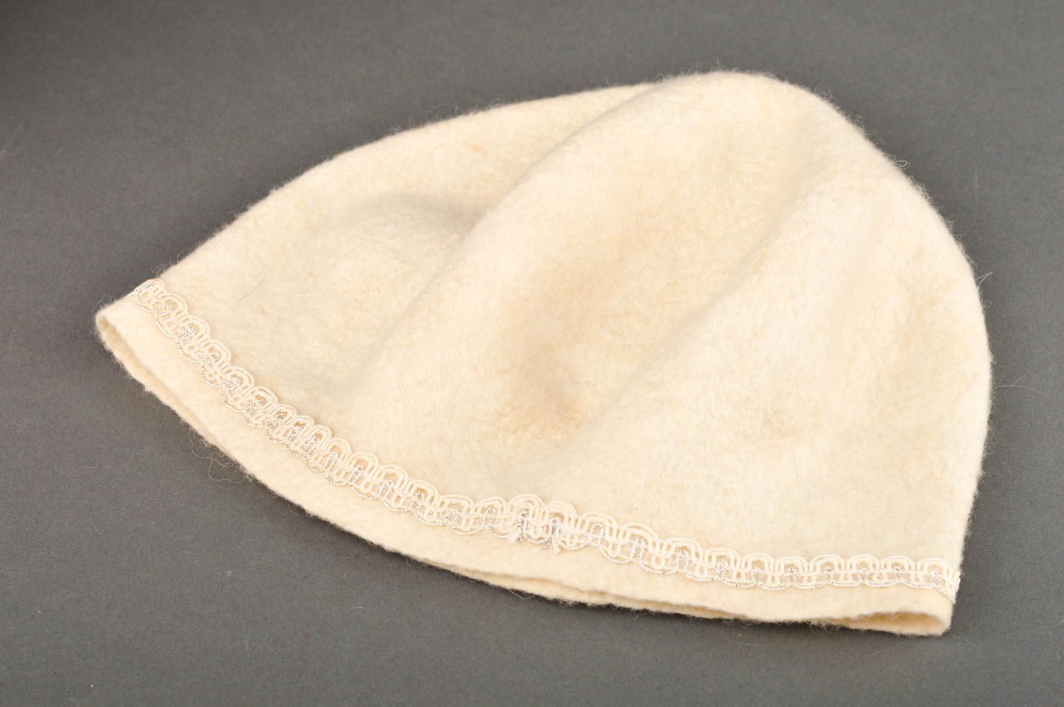 Шапка ручной работы зимняя шапка белая красивая женская шапка валяная берет фото 2