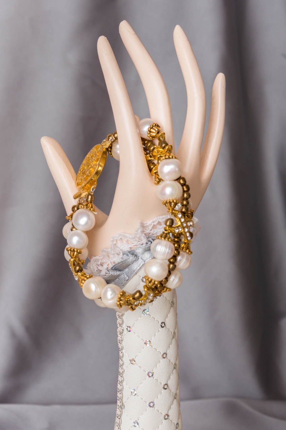 Pulsera de moda con perlas y latón hecha a mano elegante hermosa para mujer foto 1