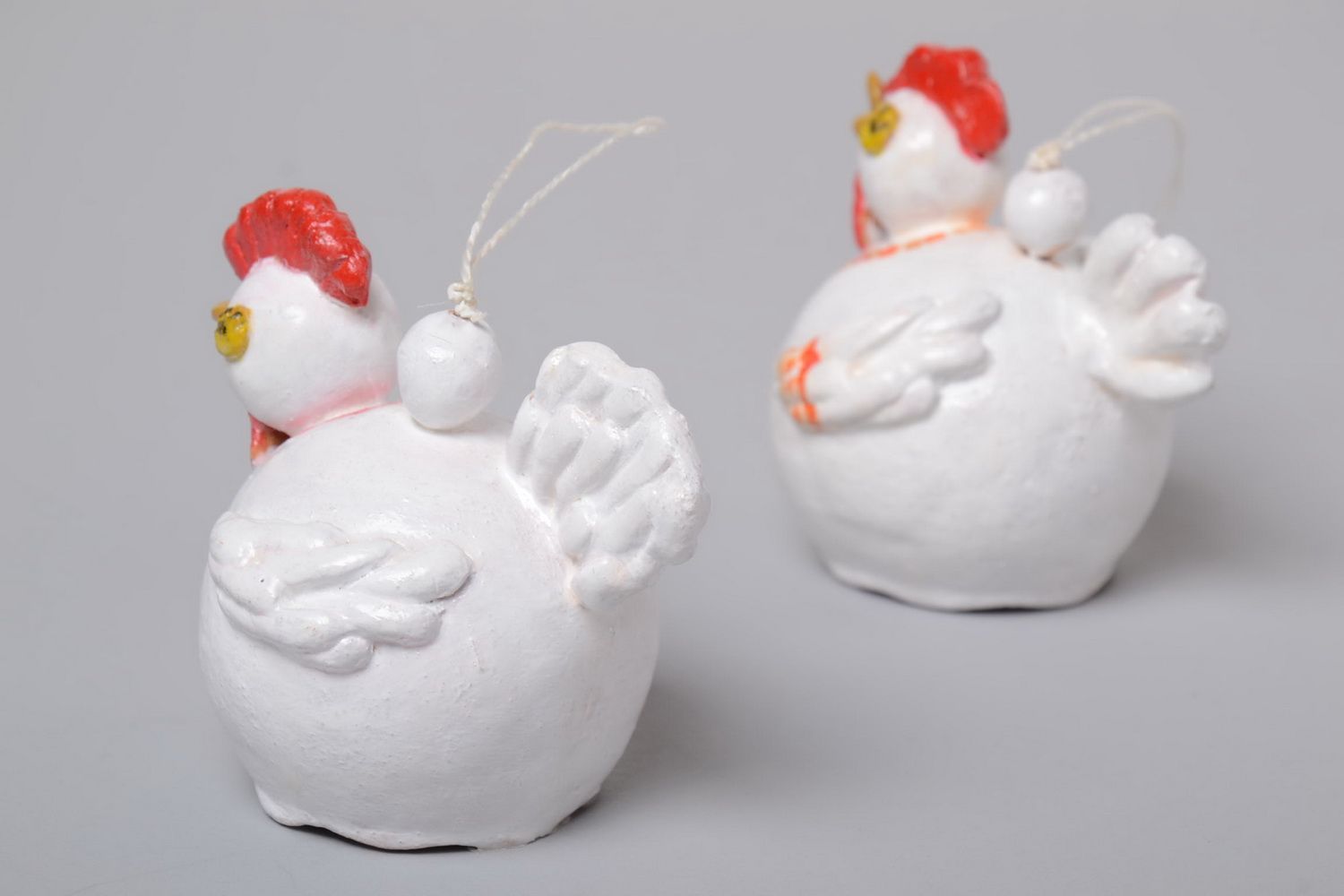 Handmade kleine Glöckchen Set Keramik Figuren Hühner aus Ton 2 Stück weiß foto 4